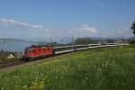 Re 4/4 II 11157 fährt am 24.04.2014 mit dem IR 2280 von Horgen Oberdorf Richtung Oberrieden Dorf.