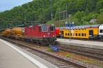 Re 4/4 II  11311 zieht eine Schottermaschine durch den Bahnhof Ziegelbrücke.Foto vom 6.5.2014