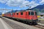 Die Re 4/4 II 11284 und die Re 4/4 III 11362 und 11352 mit einem Gterwagen in Cadenazzo, 14.05.2014.