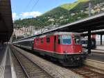 Die Re 4/4 II 11192 hat soeben 2 der 4 Bpm51 in Locarno angehngt und wird bald den IR Richtung Deutschschweiz mit den Zusatzwagen bernehmen, 14.05.2014.