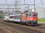 SBB - Re 4/4  11122 mit 3 verschiedenen Personenwagen und  1 Steuerwagen bei der durchfahrt in Rupperswil am 25.04.2014