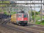 SBB - Re 4/4  11325 mit Postzug bei der durchfahrt in Rupperswil am 25.04.2014