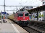 SBB - Re 4/4  11187 mit Postgüterzug bei der durchfahrt im Bahnhof Aarau am 25.04.2014