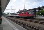 Lokmangel: Zurzeit sind bei SBB-P - nebst einigen 421ern - zwei Cargo-Loks im Einsatz. Zum einen die unklimatisierte 11179 und zum andern die Re 4/4  11245, welche am 01.06.2014 mit dem IR 2177 Sissach passiert.