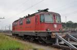 Re 4/4 II 11254 abgestellt beim Güterbahnhof Muttenz.