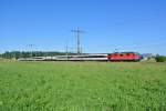 Ex. Swiss Express Re 4/4 II 11133 mit dem  Leichenzug  Genf-Bern-Olten-Zürich bei Lyssach. Heute hatte der Zug von fast jedem Wagentypen einen dabei, 01.07.2014.