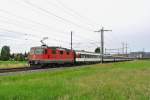 Konzert One Direction in Bern: Re 4/4 II 11145 mit Extrazug 30364 bei Lyssach, 04.07.2014.