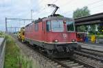 Re 4/4 II 11166 mit dem Scheuchzer DP 956 wartet in Buchs-Dllikon auf berholungs- und Kreuzungszge, 09.07.2014.