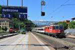 Lion Re 420 222-2 mit dem IR 2272 bei Einfahrt in Bellinzona.