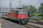 Re 4/4 II 11200 durchfährt den Bahnhof Muttenz. Die Aufnahme stammt vom 10.06.2014.