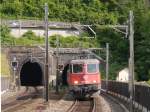 Re 4/4 II 420 268 SBB Cargo vor 11290 (im Bild nicht sichtbar) mit dem Extrazug aus Biasca erscheint aus dem Tunnel kurz vor Sisikon; 13.06.2014
