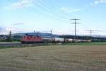 Re 4/4 II 11343 mit Gterzug bei Allmendingen, 18.08.2014.