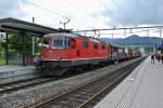 Die Re 4/4 II 11199 der Division Personenverkehr mit verschiedenen Gterwagen der Division Gterverkehr im Einsatz als Messzug fr die Division Infrastruktur, Laufen, 01.09.2014.