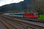 Re 4/4 11208 kommt am verlassenen Bahnhof Weesen vorbei mit dem Nachtzug aus Budapest nach Zürich HB.Bild vom
7.10.2014