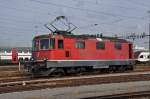 Re 4/4 II 11120 steht auf einem Nebengleis beim Bahnhof SBB. Die Aufnahme stammt vom 25.09.2014.