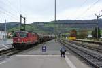 Der Fotograf und sein Motiv: Stefan fotografiert gerade die Re 4/4 II 11295 welche mit ihrem Gterzug aus Porrentruy in Glovelier einfhrt, 17.11.2014.