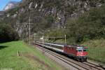 Re 4/4 11133 mit IR 2169 am 17.10.2014 bei Claro.