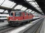 SBB - Lok Re 4/4  11196 im HB Zürich mit Zug nach Stuttgart am 30.11.2014