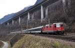 Der Interregio mit der Re 4/4 II 11152 an der Spitze fährt aus der 27 Promille Steigung in die Horizontale bei der ehemaligen Station Giornico, bevor es anschließend über die Kehrtunnel