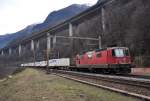 Die Re 4/4 II 11237 befindet sich mit ihrem Fruchtexpress bei der ehemaligen Station Giornico auf dem Weg in Richtung Norden, aufgenommen am 19.12.2014.