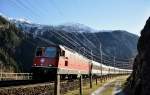 Während die Re 4/4 II 11135 mit ihrem Interregio unterwegs ist erreichen die letzten Sonnenstrahlen des Tages das obere Urner Reusstal bei Göschenen. Aufgenommen am 23.12.2014 