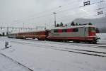 Der ehemalige Schlerzug aus dem Valle de Joux steht noch immer vor dem Depot in Vallorbe. Der dazugehrige ABDe ist im Inneren des Depots abgestellt, am Pendel ist dafr die Travys Re 4/4 II ex. BLS, exex SBB; Re 4/4 II 420 503-6, B Lego 50 85 20-35 504-3 ex. TRN und Bt 50 85 80-35 904-2 ex. MThB, 27.12.2014.

