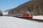 Re 4/4 II 11115 zieht am 01.01.2015 den IR 2269 von Basel Richtung Zürich. Das Bild wurde in Tecknau aufgenommen.