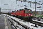 Re 4/4 II 11256 und Re 6/6 11629 mit einem Zuckerrbenzug in Yverdon-les-Bains, 27.12.2014.