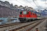 Re 4/4 II 11154 schiebt eine EW II Wagengarnitur bei Unterterzen Richtung Sargans vorbei.Bild vom 16.1.2015