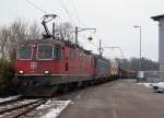 SBB: Anstatt mit einer Re 6/6 wurde der nachmittägliche Güterzug vom 21. Januar 2015 ab Wiler bei Utzenstorf mit einer Re 10 geführt. An der Zugsspitze wurde die Re 4/4 II 11233 eingereiht.
Foto: Walter Ruetsch