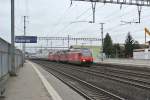 Unbedingt wollte ich heute diese usserst seltene Kombination fotografieren... Leider war das Wetter alles andere als optimal, noch um 9 Uhr war es sehr dster, deshalb entschloss ich mich fr ein Bahnhofsbild. Im Bild durchfhrt der  Leichenzug  bestehend aus Re 460 071-4, Re 4/4 II 11157 und 11149, Re 460 079-7, AD Dosto, B Dosto, BR Dosto, B EWIV und Bpm61 den Bahnhof Rothrist, 23.01.2015