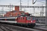 Re 4/4 II 11301 durchfährt den Bahnhof Muttenz.