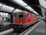 SBB - Re 4/4  11147 mit Ersatzzug aus Basel bei der einfahrt im HB Zürich