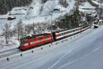 Die Re 4/4 II 11109 fährt mit einem Ic von Locarno nach Basel SBB aus dem Wattinger KehrtunneL kommend,vorüber,Bild vom 3.2.2015