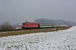 Infolge Bauarbeiten im Hauenstein Basistunnel wurden heute alle Schnellzge ber den Bzberg umgeleitet; Im Bild ist die Re 4/4 II 11121 mit dem 4-Wagen IC 30774 oberhalb von Frick, 08.02.2015.