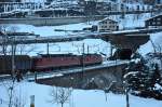 Die Re 4/4 II 11331 und die Re 6/6 11678  Bassersdorf  befinden sich auf der oberen Wattinger Brücke und werden in wenigen Augenblicken in den Wattinger Kehrtunnel einfahren. Aufgenommen bei Wassen am 10.02.2015 