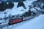 Die Re 4/4 II 11132 fährt mit einem Interregio aus dem Wattinger Kehrtunnel und ist Richtung Norden unterwegs, ihr Endziel Basel SBB wird sie in rund 2 1/2 Stunden erreicht haben. Aufgenommen bei Wassen am 10.02.2015.