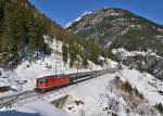 Re 4/4 11127 mit einem IR am 11.02.2015 oberhalb von Wassen.