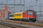 Messzug mit der Re 4/4 II 11149 durchfährt den Bahnhof Muttenz.