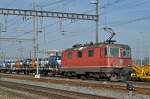 Re 4/4 II 11240 durchfährt den Bahnhof Muttenz. Die Aufnahme stammt vom 13.02.2015.