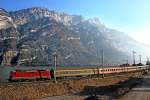 Dieser Nachtzug,EN 464,aus Beograd nach Zürich HB hat bereits 21 Std.Fahrt hinter sich als er frühmorgens bei sehr schwierigen Lichtverhältnissen in Mühlehorn am