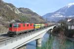 Die unklimatisierte Re 4/4 II 11188 mit Gterzug bei der berquerung der Rhone in Leuk, 13.03.2015.