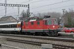 Re 4/4 II 11172 durchfährt den Bahnhof Sissach. Die Aufnahme stammt vom 17.02.2015.