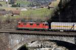 Die Re 4/4 II 11326 half am Zugschluss mit (Wassen, 28.03.2015).