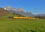 Re 4/4 11309 mit einem Postzug am 09.04.2015 bei Steinen. 