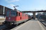 Eine Re 20/20, zuvorderst die Re 4/4 II 11339, durchfährt am 19.03.2015 mit einem Containerzug den Bahnhof Thalwil. Aufgrund eines unfallbedingten Streckenunterbruchs zwischen Arth-Goldau und Immensee wurde der Güterzug via Zug-Zürich umgeleitet. 