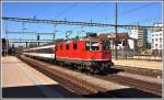 IR2319 mit Re 4/4 II 11196 in Rotkreuz. (15.04.2015)