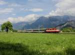 Die Re 4/4 11109 mit einem Reintalexpress am 09.05.2013 unterwegs bei Vild.