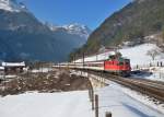 Re 4/4 11132 mit einem IR am 11.02.2015 bei Erstfeld.