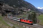 11233 mit dem IR 2425 (Zürich HB-Locarno) bei Wassen 9.4.15